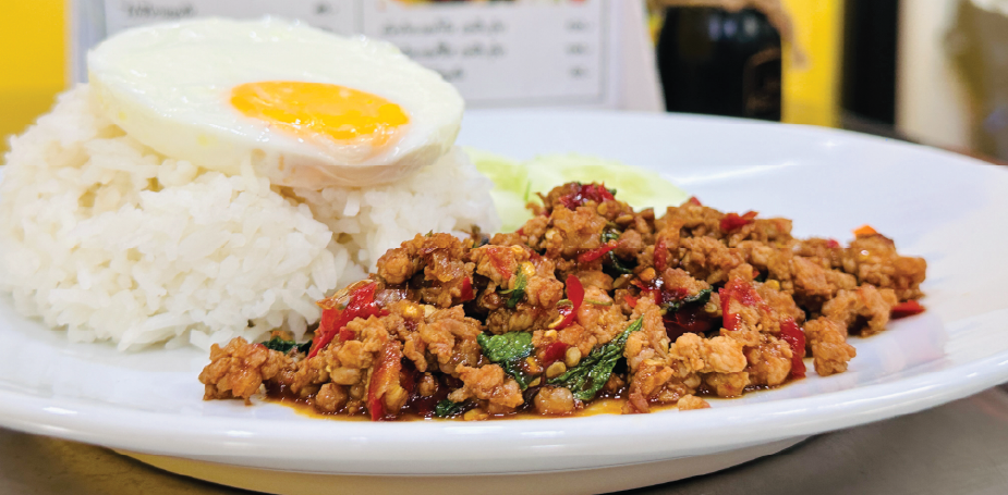 ข้าวผัดกะเพราหมูไข่ดาว- ร้านอาหารหยกมณี