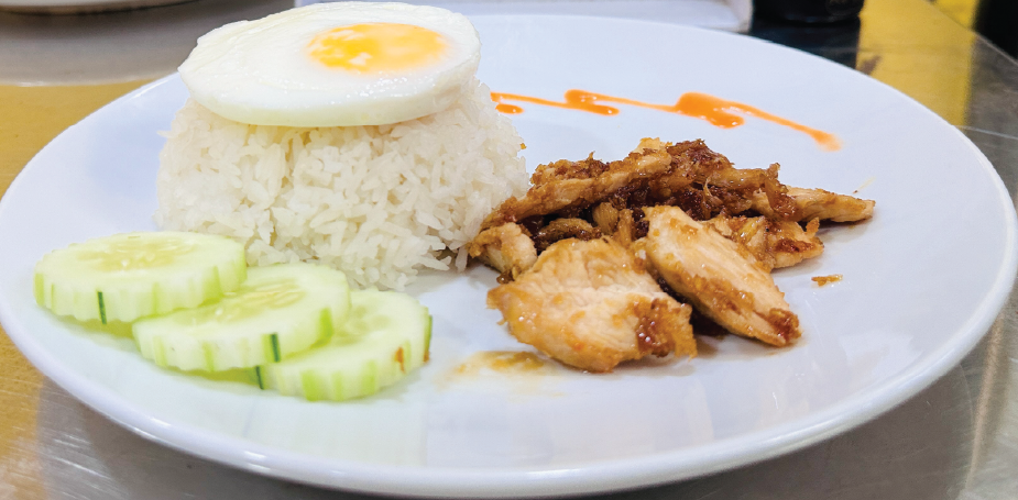 ข้าวไก่ผัดกระเทียมไข่ดาว- ร้านอาหารหยกมณี