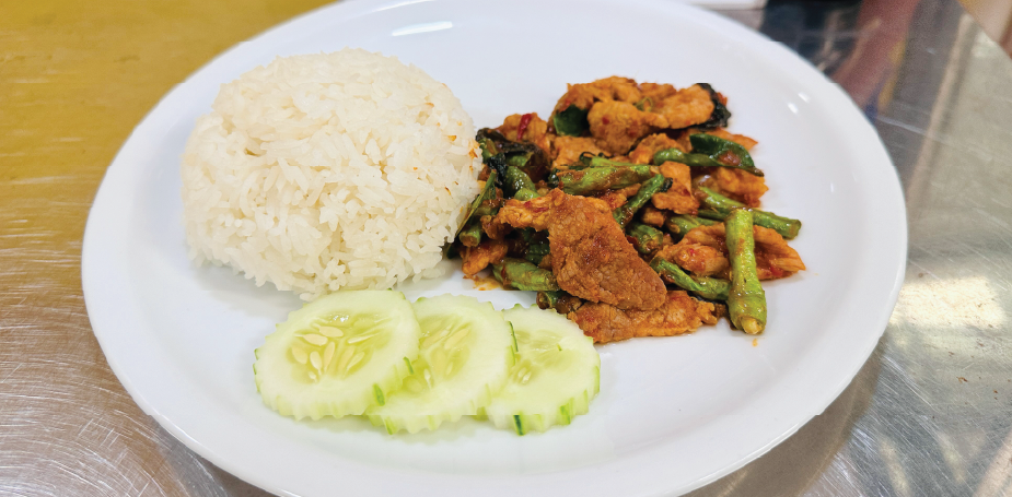 ข้าวพริกแกงหมูไข่ดาว- ร้านอาหารหยกมณี